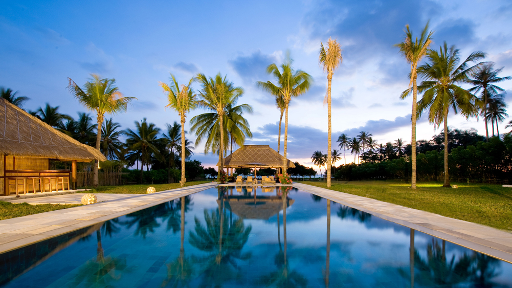 Villa Sepoi Sepoi - View of the pool bale and bar looking out to the sea